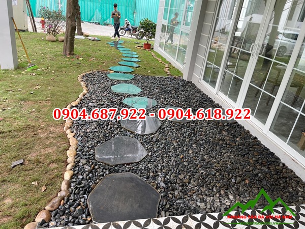 sỏi đen trang trí vườn cây