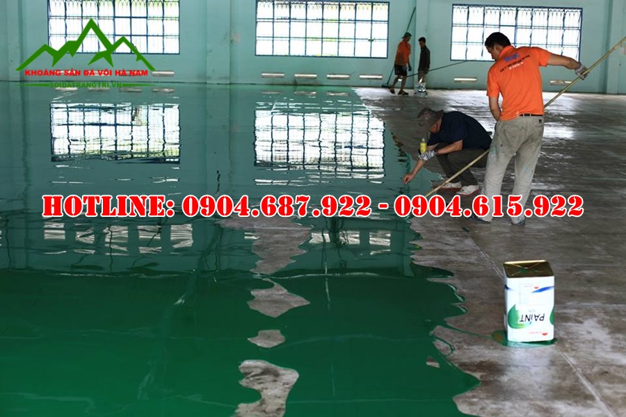 Trộn cát thạch anh sơn sàn epoxy