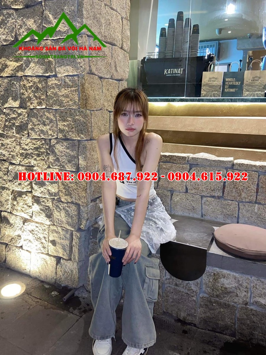 Đá rối vàng ốp quán cafe