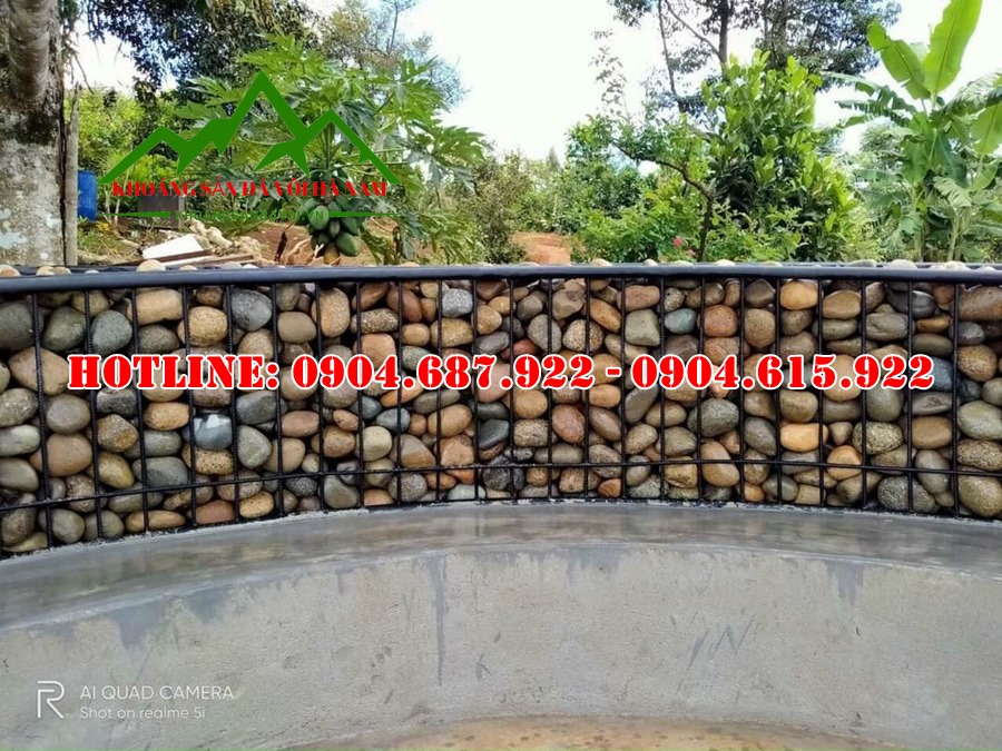 đá cuội làm tường bao